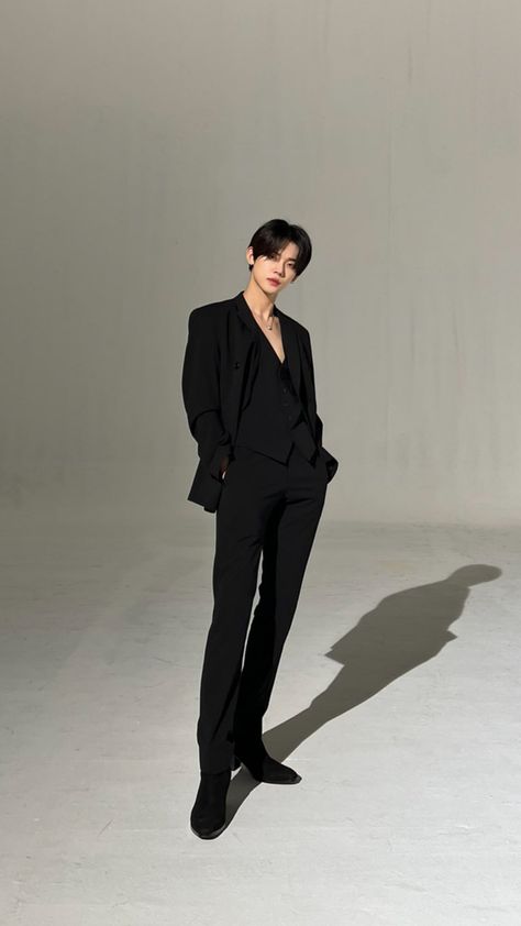 Korean Men Suit, All Black Formal Outfits, Grey Pants Outfit, Yeon Jun, Korean Street Fashion Men, Kpop Fashion Men, Suits Korean, Black Korean, Stylish Mens Suits