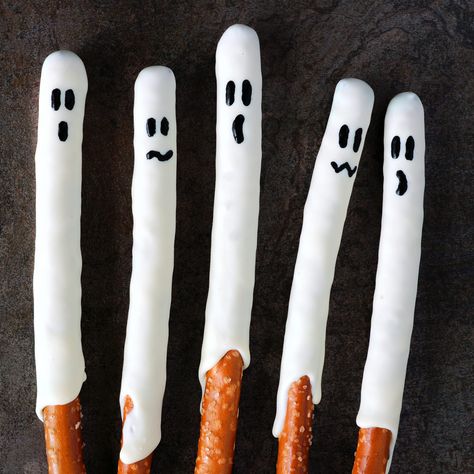 Halloween Pretzels Rods, Easy Halloween Party Food, Halloween Pretzels, Dipped Pretzel Rods, Postres Halloween, Funfetti Cupcakes, Chocolate Covered Pretzel Rods, Healthy Halloween Treats, Hallowen Ideas