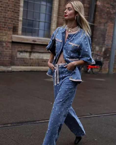 Here are the best tips to wearing a Canadian tuxedo so you look like a street style star. Denim on denim outfit ideas. Canadian Tuxedo Party, Tuxedo Outfit, Denim Outfit Ideas, Denim On Denim Outfit, Woman Skirt, Denim Party, Canadian Tuxedo, Tuxedo Women, Colorful Blouses