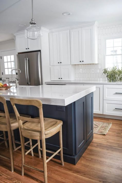 modern farmhouse kitchen inspiration with pottery barn stools #kitchenisland Cambria Quartz Kitchen Countertops, Farmhouse Kitchen Inspiration, Kitchen Suite, Quartz Kitchen Countertops, Timeless Kitchen, Classic Kitchen, Design Hotel, Modern Farmhouse Kitchens, Kitchen Layout