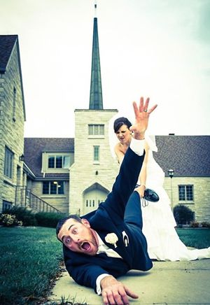 funny wedding photo ideas for bride and groom Stunning Wedding Photos, Funny Wedding Photos, Creative Wedding Photo, Wedding Photography Tips, Funny Photography, Wedding Photos Poses, Wedding Photography Poses, Wedding Photography Inspiration, Wedding Story