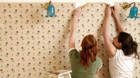 Remove that old wallpaper in a snap with these smart tips and techniques Remove Wallpaper Glue, How To Remove Wallpaper, Painting Over Wallpaper, Removing Old Wallpaper, Remove Wallpaper, Paint Rollers, Cleaning Painted Walls, Simple Life Hacks, Old Wallpaper