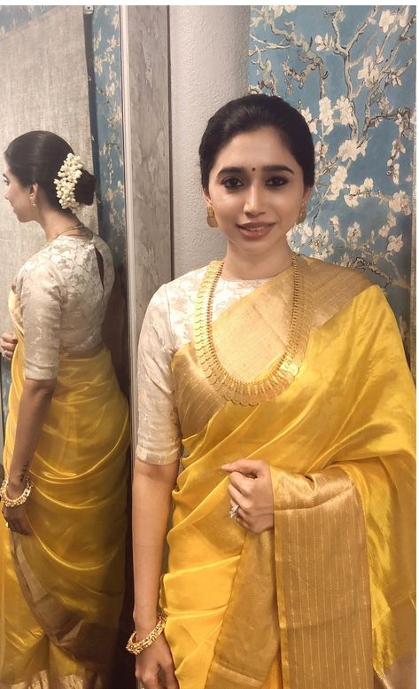 (@aarti.ravi) on Instagram: “6 yards of elegance & a head full of flowers..💛🌼 #aneveninginchennai #varalakshmivratham…” Aarti Ravi, Indian Bridal Sarees, Sari Blouse Designs, Indian Saree Blouses Designs, Saree Blouse Patterns, Yellow Saree, Bridal Silk Saree, Saree Blouse Designs Latest, Designer Saree Blouse Patterns