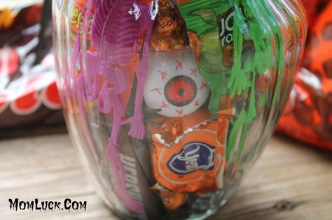 hersheys candy ideas Halloween Guessing Game, Game Party Ideas, Candy Guessing Game, Halloween Jars, Candy Ideas, Hershey Candy, Candy Halloween, Jar Ideas, Game Party