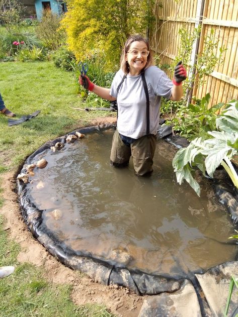 Small Natural Pond Ideas, Nature Pond Ideas, Small Diy Pond, Garden Pond Ideas Small, Garden Ponds Small, Small Garden Ponds Ideas Diy, Diy Wildlife Pond, Small Ponds Ideas, Mini Wildlife Pond