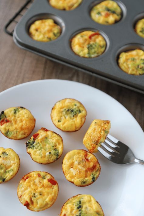 Mini Quiche Cups Quiche Mini Muffins, Quiche Recipes Mini, Mini Quiches In Muffin Tin, Muffin Tin Quiche, Mini Quiche Cups, Quiche Mini, Vegetable Quiche Recipes, Quiche Cups, Mini Quiche Recipes