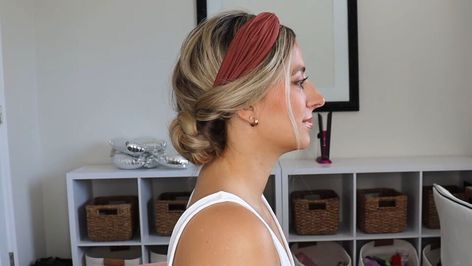 This is a guide to quick and simple headband hairstyles. Learn how to do cute hairstyles with headbands on medium to long hair using these easy step-by-step tutorials. Cute Hairstyles With Headbands, Hippie Headband Hairstyles, Knotted Headband Hairstyle, Cute Headband Hairstyles, Hairstyles With Headbands, Long Ponytail Hairstyles, Healthy Curly Hair, Updo With Headband, Braided Headband Hairstyle