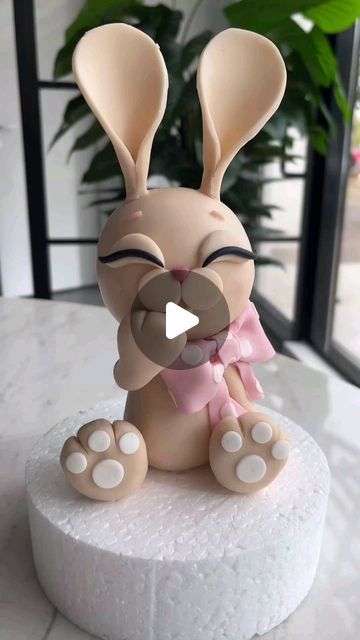 Cakes Cupcakes Macarons with Natalia Dalehaug on Instagram: "Cute fondant bunny by @irenasan 🐰  Perfect as a cake topper for a kids birthday cake 🎉🎁🎂  #fondanttoppers #fondantbunny #birthdaycakes #kidsbirthdaycake" Bunny Fondant Topper, Gumpaste Animals, Bunny Fondant, Fondant Rabbit, Ukrasavanje Torti, Chocolate Toppers, Bunny Birthday Cake, Kids Birthday Cakes, Fondant Figurines