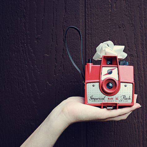 vintage cameras Red Camera, Antique Cameras, Cute Camera, Old Cameras, Old Camera, Photography 101, Retro Photo, Film Cameras, Vintage Cameras