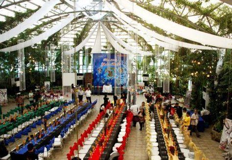 Why not set out long tables like this and turn them into the Hogwarts main hall? Wedding Tumblr, Stile Harry Potter, Nerdy Wedding, Harry Potter Wedding Theme, Geek Wedding, Festa Harry Potter, Anniversaire Harry Potter, Theme Harry Potter, Harry Potter Birthday Party