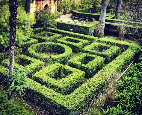 Un laberinto soñado....en los jardines de los Reales Alcázares de Sevilla. Garden Paths, Stepping Stones, Architecture, Stone, Outdoor Decor