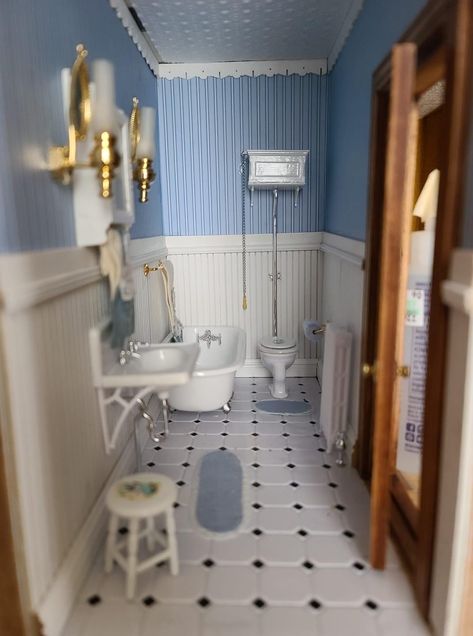 Bathroom Dollhouse, Doll House Bathroom, Edwardian Bathroom, Dollhouse Furniture Tutorials, Wainscoting Kitchen, Dollhouse Interiors, Marble Bathroom Floor, Gothic Dollhouse, Victoria House