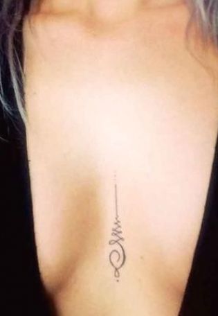 Small Minimalistic Unalome Sternum Tattoo Ideas for Women at MyBodiArt.com #TattooIdeasUnique #backtattoos #tattooideas #tattoos Tattoos For Women On Thigh, Women Chest Tattoo, Tattoo Diy, Unalome Tattoo, Best Tattoos For Women, Chest Piece Tattoos, Chest Tattoos For Women, Initial Tattoo, Spiritual Tattoos