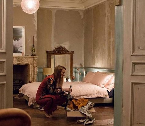 Villanelle Apartment, Villanelle Aesthetic, Eccentric Interior, Bohemian Apartment, Fall Room, Stylish Apartment, Herringbone Floor, Apartment In Paris, Killing Eve