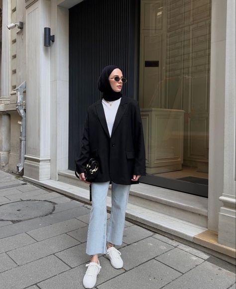 Formal Casual Outfits, Modest Outfits Muslim, Black Blazer Outfit, Modest Casual Outfits, Professional Work Outfit, Modern Hijab Fashion, Stylish Hijab, Hijab Style Casual, Stylish Winter Outfits