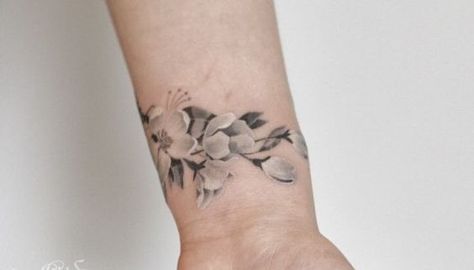 20 mooie pols tattoos – Tattoo Platform Blossom Tattoo, Cherry Blossom Tattoo, Wrist Tattoo, Skin Art, Piercing Tattoo, First Tattoo, Love Tattoos, Tattoo You, Pretty Tattoos