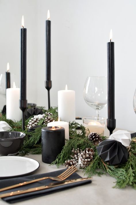 Modern Jul, Black Christmas Decorations, Bedroom Christmas, Diy Jul, Decorating Bedroom, Deco Table Noel, Christmas Dinner Table, Modern Christmas Decor, Simple Christmas Decor