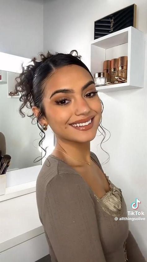 Hairstyles Up Dos Easy, Layer Curly Hair Medium, Curly Hairstyle Outfits, Hair Inspo Style Curly, Simple Hair Up Dos For Medium Hair, 2 Messy Buns Curly Hair, Cute Up Curly Hairstyles, Curly Hairstyles Updo Wedding, Barista Hairstyles Curly