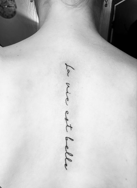 Life is beautiful spine tattoo La Vie En Rose Spine Tattoo, Fine Line Spinal Tattoo, Baddie Spine Tattoo With Meaning, Spine Tattoos With Meaning, La Vie Est Belle Tattoo, Tattoo Dos, Belle Tattoo, Spinal Tattoo, Flower Spine Tattoos