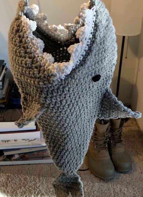 Shark Bag Crochet, Shark Clothes, Shark Crochet, Shark Bag, Shark Lover, Market Bags, Boho Scarfs, Big Bags, Worsted Weight Yarn