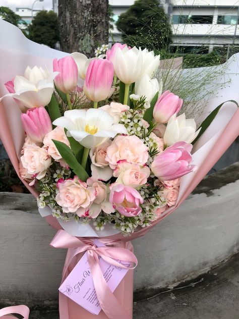 Tulip Ramo, Tulips And Roses Bouquet, Pink Wedding Receptions, Birthday Flowers Bouquet, Luxury Flower Bouquets, Fancy Flowers, Prettiest Bouquet, Boquette Flowers, Flower Business