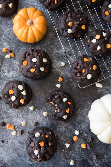 Dark Chocolate Halloween Chip Cookies have a super soft and black-as-night dark chocolate cookie base that is studded with sweet white chocolate chips and creamy peanut butter chips for a frighteningly delicious treat! These are such easy Halloween cookies to make! Toblerone Mousse, Easy Halloween Cookies, Dark Chocolate Chip Cookies, Chocolate Halloween, Cookies Halloween, Halloween Food Desserts, Peanut Butter Candy, Cookie House, Double Chocolate Cookies