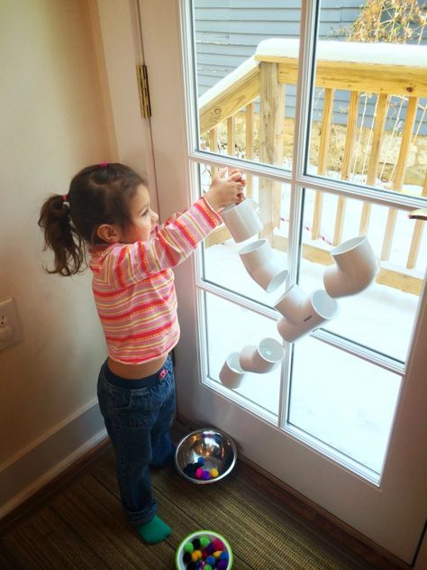 We made this PVC PIPE BALL DROP / WATER RUN last Summer to take with us to the beach…beach houses usually have large windows and sliding doors so I knew it’d be the perfect place to tes… Diy Montessori Toys, Drop Water, Infant Classroom, Pvc Pipe Projects, Messy House, Baby Learning Activities, Pre K Activities, Diy Toddler, Ball Run