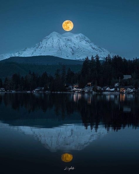 Super moon over Mount Rainier, Seattle, USA Sunrise Tattoo, Alt Posters, Alien Artwork, Scenic Photography, Mt Rainier, Super Moon, Beautiful Places Nature, New Backgrounds, Beautiful Photography