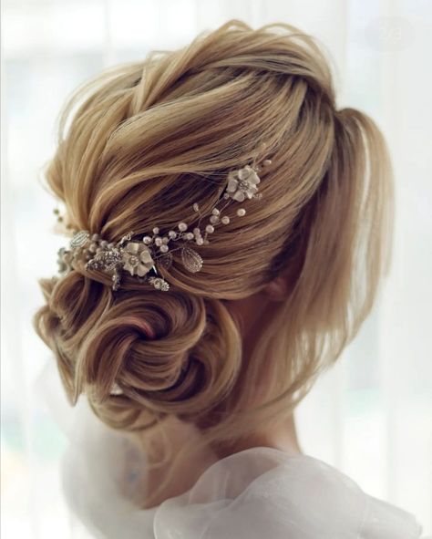 Wedding Hairstyle Bun, Bun Braid, Hairstyle Bun, Eyeshadow For Brown Eyes, Gorgeous Hairstyles, Bridal Hairstyle, Bridal Hairstyles, Braided Bun, Wedding Hairstyle