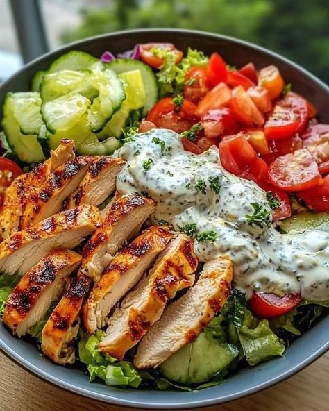 Mediterranean Chicken Salad, Healthy Food Menu, Mediterranean Chicken, Healthy Food Dishes, Healthy Food Motivation, Healthy Lifestyle Food, Health Dinner Recipes, Boneless Skinless Chicken, The Chicken