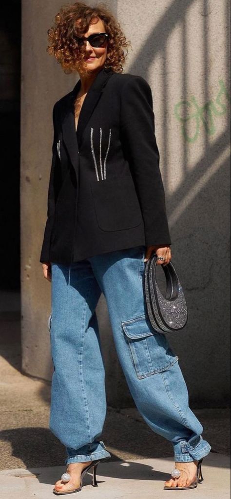 Cargo Jeans Street Style, Black Spring Outfits, Street Style 2022, Jeans Outfit For Work, Blazer Street Style, Cargo Outfit, Denim Street Style, Jeans Street Style, Streetwear Fits