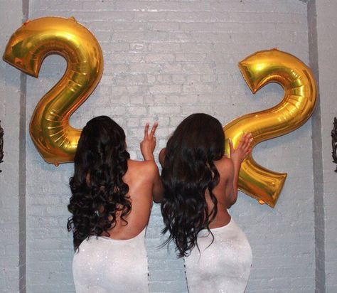 Pinterest: @ princessishereo ✨ Twin Birthday Pictures, Birthday Lights, Sisters Photoshoot Poses, Birthday Goals, 21st Birthday Photoshoot, Cupcake Birthday, Sisters Photoshoot, Happy Birthday Girls, Twin Birthday