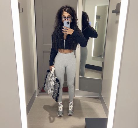 Grey Flare Leggings Outfit Black Women, Air Force 1 Outfit Woman Leggings, Baddie Air Force 1 Outfit, Grey Leggings Outfit Black Women, Black Air Force 1 Outfit Women, Outfit Ideas Air Force 1, New Balance 990 V5 Outfit, Forces Outfit, Flare Leggings Outfit