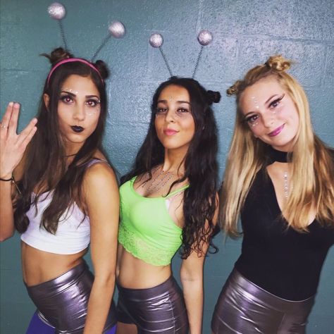 hallaa Disfraces Ideas, Alien Halloween Costume, College Costumes, Festival Makeup Rave, Alien Halloween, Costumes College, Bff Halloween Costumes, Festival Ideas, Alien Costume