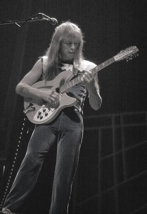 "Steve Howe joined the prog-rock heroes Yes in 1970 and quickly established himself as one of the most stylistically well-rounded players of the time. His expansive musical range and virtuosity were head and shoulders above those of many prog-rock guitarists of the time, and he instantly put his stamp on the group's music" Steve Howe, Rock And Roll Music, Rock Guitarist, Head And Shoulders, Rock N Roll Music, The Seventies, Progressive Rock, Head & Shoulders, Band Photos