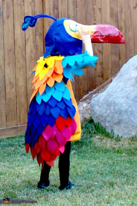 Up! Family Costume - 2013 Halloween Costume Contest via @costumeworks Disfraz Up, Kevin From Up, Parrot Costume, Movie Halloween Costumes, Clever Halloween, Halloween Costumes For 3, Bird Costume, Clever Halloween Costumes, Diy Kostüm