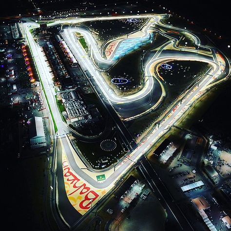 F1 Track Aesthetic, F1 Girlfriend Aesthetic, Aesthetic F1 Wallpaper, Bahrain Circuit, Bahrain F1, Track Aesthetic, Race Night, F1 Track, Mclaren Mercedes