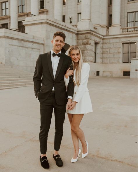 Black And White Outfit Engagement Photos, Save The Date Dress Ideas, Elopement Downtown, City Hall Wedding Photos, Classy Engagement Photos, Courthouse Wedding Photos, Courthouse Wedding Dress, Engagement Picture Outfits, Cute Engagement Photos