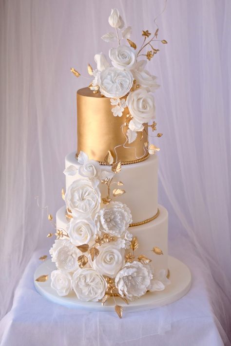 White And Gold Wedding Themes, White And Gold Wedding Cake, Birthday Cake Roses, White And Gold Wedding, Big Wedding Cakes, Cake Show, Elegant Birthday Cakes, Wedding Cake Photos, Dream Wedding Cake