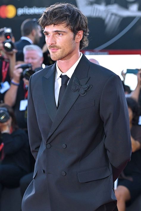 Jacob Elordi Priscilla Premiere, Jacob Elordi Eyebrow Piercing, Jacob Elordi Venice Film Festival, Jacob Elordi 2023, Jacob Elordi Red Carpet, Thick Straight Hair Men, Jacob Elordi Haircut, Jacob Elordi Mullet, Jacob Elordi Priscilla