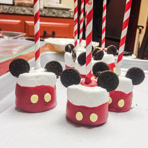 Mickey marshmallow pops Mickey Mouse Marshmallow Pops, Mickey Mouse Party Decorations, Mickey Mouse Birthday Theme, Mickey 1st Birthdays, Mickey Mouse Themed Birthday Party, Fiesta Mickey Mouse, Mickey Mouse Baby Shower, Mickey Mouse First Birthday, Mickey Mouse Clubhouse Birthday Party