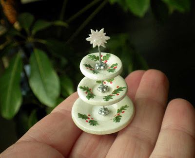 Christmas Articles, Dollhouse Holiday, Cookie Stand, Dollhouse Miniature Tutorials, Dollhouse Christmas, Swedish Christmas, Miniature Projects, Miniature Diy, Miniatures Tutorials