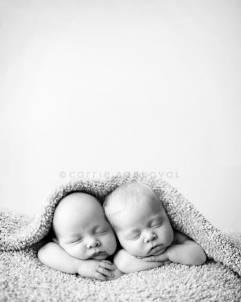 Newborn Cousins Photography, Newborn Photo Shoot Ideas Twins, Newborn Shoot Twins, Infant Twins Photography, At Home Twin Newborn Pictures, Newborn Pictures Twins, Twins Newborn Photography, Twin Newborn Photography, Newborn Twin Photos