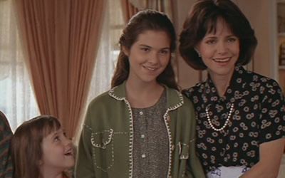 sally fields in Mrs Doubtfire images - Yahoo Search Results Mrs Doubtfire Movie, Sally Fields, Mrs Doubtfire, Chris Columbus, Oz Movie, Sally Field, 90s Girl, Short Hair With Layers, Yahoo Search