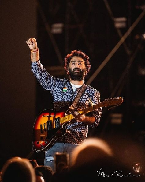 @Arijit_SadLyrics ) (@__arijitmusic__) • Instagram photos and videos Singer Profile Picture, Arijit Singh Concert Outfit, Arjit Singh Wallpapers, Arijit Singh Photos, Arjit Singh Photos, Arijit Singh Hd Wallpaper, Arijit Singh Photos New, Black Glitter Wallpapers, Indian Singers