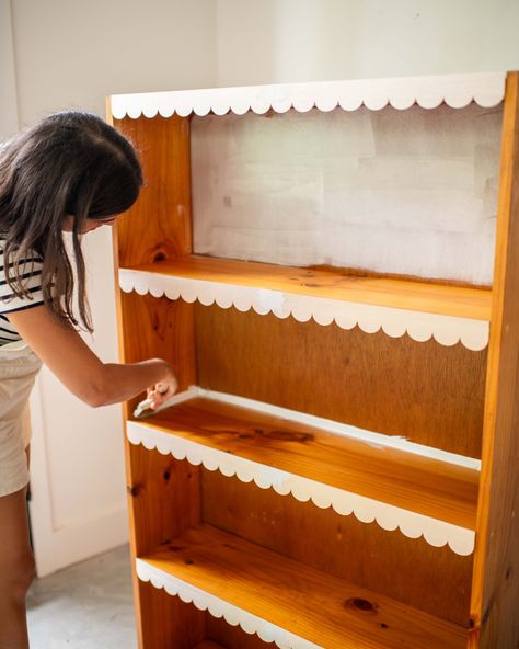 Making Upcycled Scalloped Shelves Cottage Bedroom Shelves, Diy Shelf Makeover, Scallop Edge Furniture, Diy Scalloped Bookshelf, Scallop Bookcase, Diy Scalloped Shelf, Shelf Edge Trim Ideas, Diy Kid Bookshelf, Scalloped Wood Trim