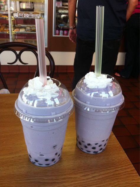 ✝Pinterest: @ kimberlysilvaa ♡ Taro Bubble Tea, Taro Boba, Kue Macaroon, Bubble Tea Boba, Bebidas Do Starbucks, Bubble Milk Tea, Pretty Drinks, Think Food, Japanese Snacks