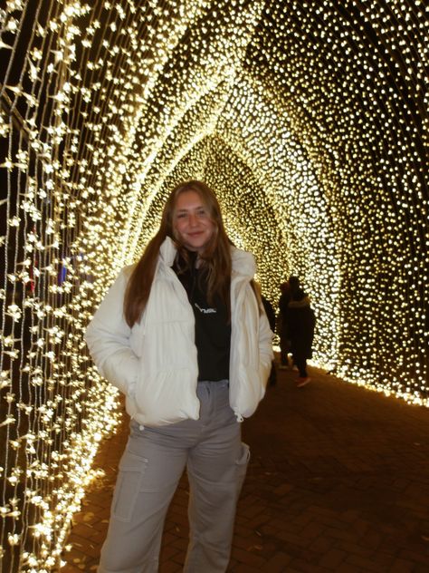 Poses With Christmas Lights, Cute Christmas Light Outfits, Christmas Lights Insta Pics, Christmas Lights Picture Ideas, Christmas Lights Instagram Pictures, Christmas Lights Poses, Christmas Picture Poses, Christmas Light Photoshoot, Christmas Light Photos