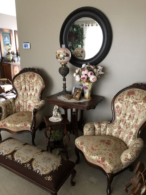 Floral Chairs, Victorian Furniture Decor, Classic Furniture Living Room, Victorian Room, Victorian Interior Design, Victorian Living Room, Floral Chair, Victorian Interior, Home Hall Design