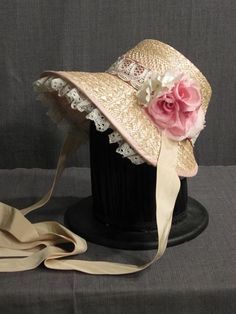 Straw bonnet worn by women in the 19th century Source: Jane Austen's World Website Historical Hats, Victorian Hats, Joe Montana, Regency Fashion, Bonnet Hat, Doll Hat, Fancy Hats, Victorian Clothing, Women's Hats